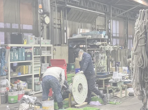 機械をメンテナンスしている様子